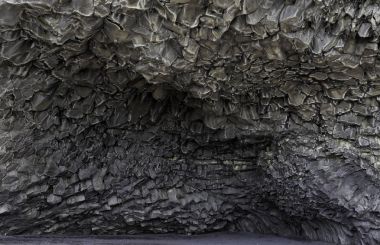 Bazalt sütunları siyah sahilde