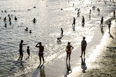 insanların plajda bulanık atış