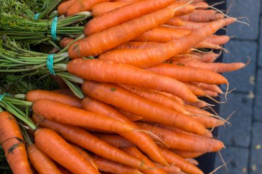 Hasattan sonra çiftçi pazarındaki kutularda taze sebzeler vardı.