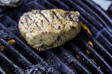 Barbeküde bir dilim domuz eti, hazır olmak üzere.