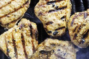 Barbeküde domuz pirzolası yakın.