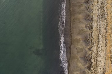 İzlanda 'da beyaz bir plajın havası.