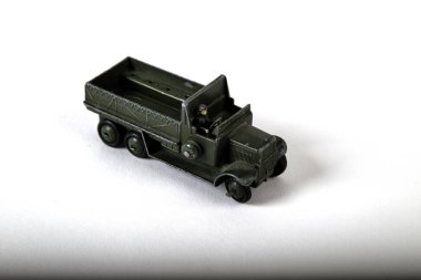 Eski oyuncak ordu kamyonu 1930 'larda İngiltere' de Dinky oyuncakları tarafından yapılmış.