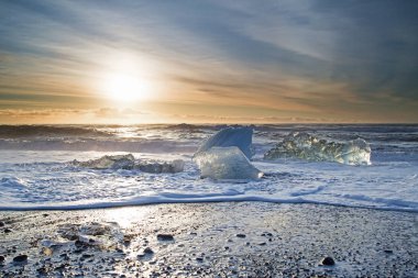 gündoğumu buzlu sahilde