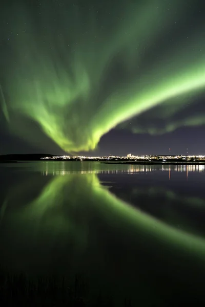 Luci settentrionali sopra Reykjavik — Foto Stock