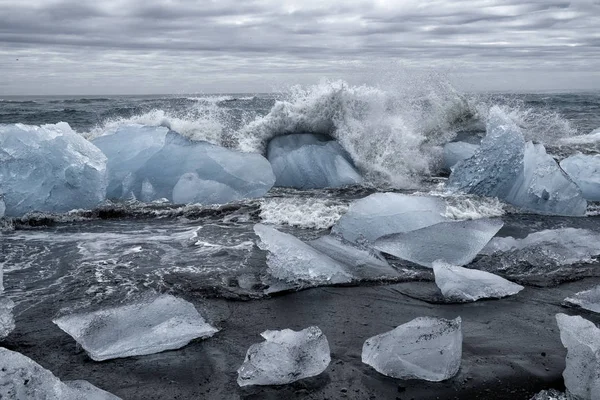 Chunks Ice Glacial Lagoon Iceland Black Volcanic Ash Beach Ice — Stock Photo, Image