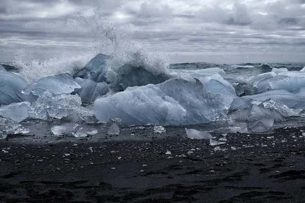 Icebergs on the black beach — Stock Photo, Image