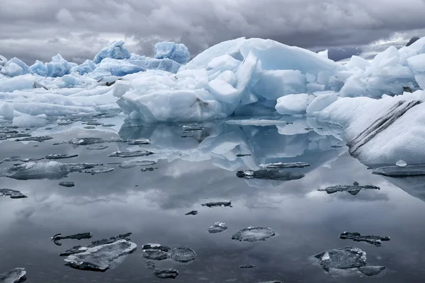 Icebergs en la laguna glaciar —  Fotos de Stock