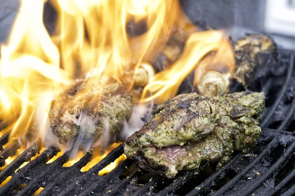 Comida quemada en la parrilla —  Fotos de Stock