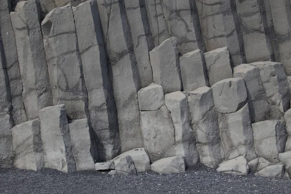 Reynisfjara Sahilindeki Sütun Bazalt Oluşumlarını Kapatın Eski Lav Içinde Güzel — Stok fotoğraf