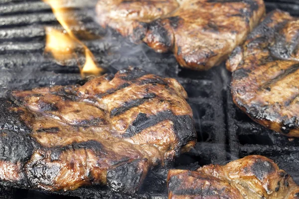 Petites Flammes Sur Barbecue Avec Des Morceaux Viande Prêts Manger — Photo