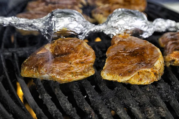Marinaded Pork Chops Being Grilled Raw Side — Stock Photo, Image