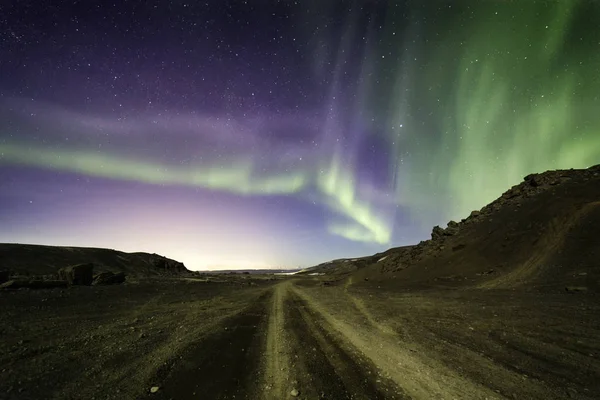 Aurora Boreale Che Arde Una Strada Sterrata Desertica Che Conduce — Foto Stock