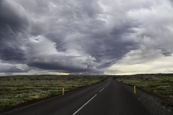 Empty Road Leading Unto Distance Stormy Sky — Stock Photo, Image