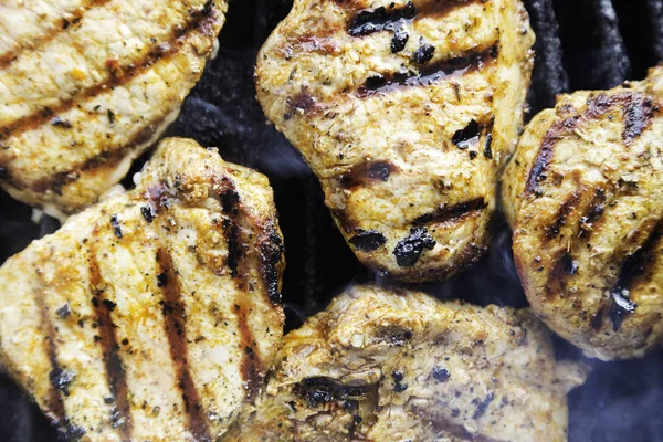 Barbeküde domuz pirzolası yakın.