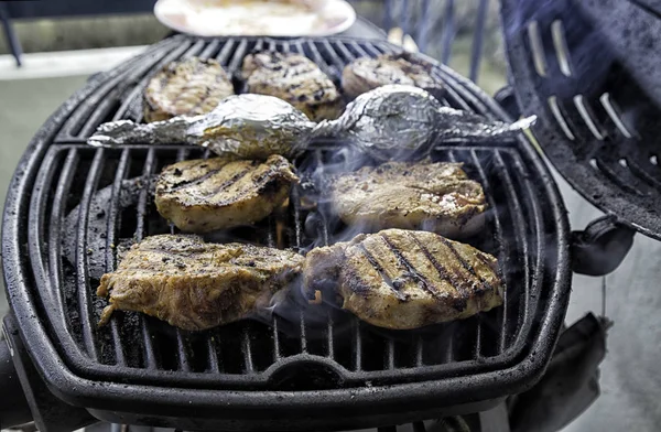 Chuletas Parrilla Una Parrilla Gas —  Fotos de Stock