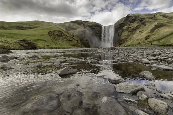 Río Skoga Cascada Skogafoss Disparados Desde Río Abajo Primavera Icelándica — Foto de Stock