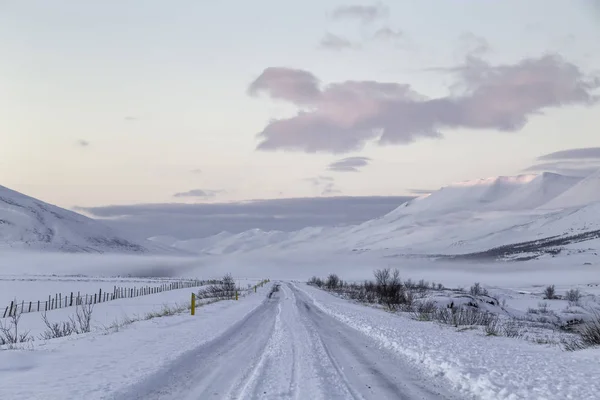 アイスランドの道路は田舎の雪 地面の雪で覆われています — ストック写真