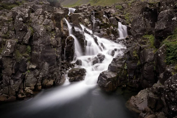 Cascada Agua Dulce Borrosa Debido Larga Exposición Suelo Rocoso Húmedo — Foto de Stock