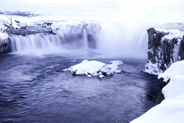 Καταρράκτης Godafoss Στο Norhtern Της Ισλανδίας Χειμώνα Χιόνι Καλύπτει Βράχια — Φωτογραφία Αρχείου