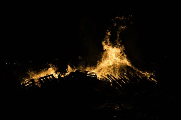 新年のアイスランドでのたき火前夜 通過年の伝統的なお祝いと新しいの来る — ストック写真