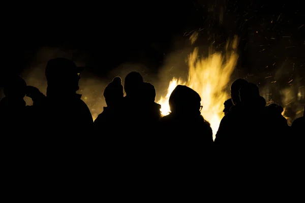 Menschen Gegen Ein Lagerfeuer Der Nacht — Stockfoto