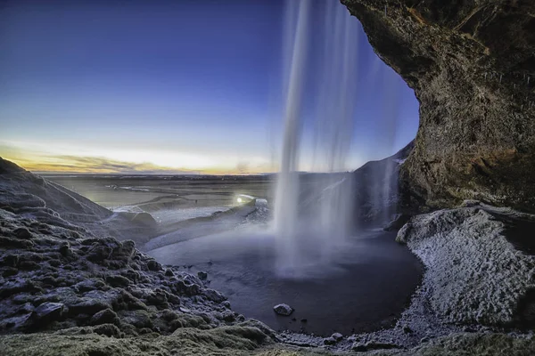 Seljalandsfoss Islandu Střílel Zezadu Zimě Při Západu Slunce Zmrzlá Půda — Stock fotografie