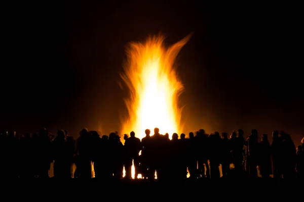Grupo de pessoas na fogueira — Fotografia de Stock
