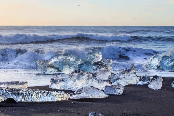 Glace sur une plage noire — Photo