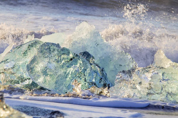 Olas rompiendo en el hielo en la playa —  Fotos de Stock