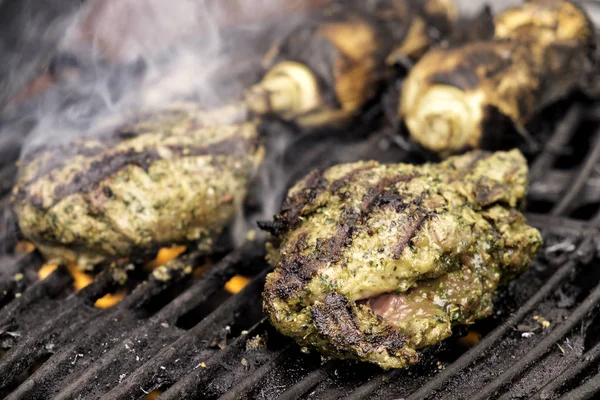 Filetes a la parrilla listos para comer —  Fotos de Stock