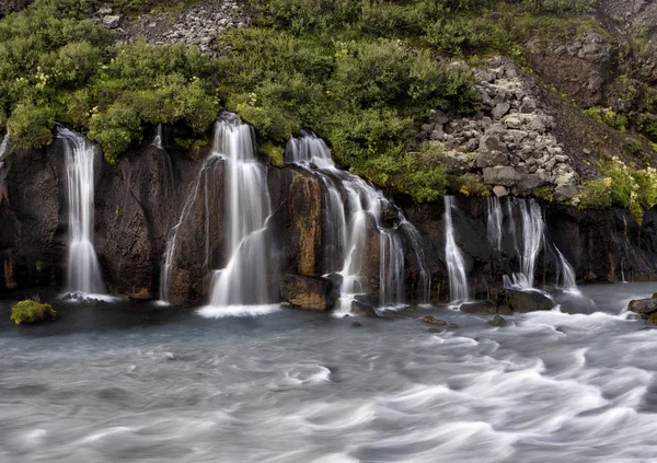 El agua de Hraunfossar cae Islandia — Foto de Stock