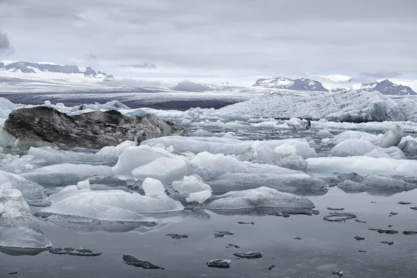 Island glaciala lagun full av isberg — Stockfoto