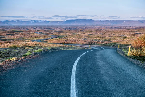 Camino Que Conduce Distancia Con Una Ligera Curva Ella Imagen De Stock