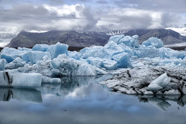 Laguna glacial en verano Imágenes De Stock Sin Royalties Gratis