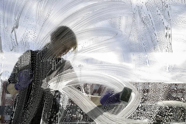 Женщина Моет Окна Снаружи Стреляют Изнутри Квартиры Лицензионные Стоковые Фото