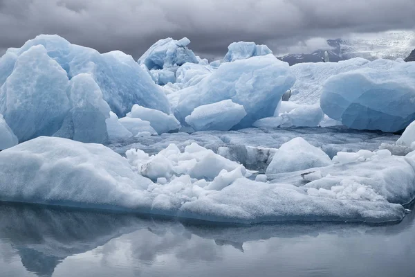 Icebergs flotantes en laguna Imágenes De Stock Sin Royalties Gratis