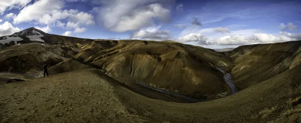 İzlanda'daki dağlarda turistik — Stok fotoğraf