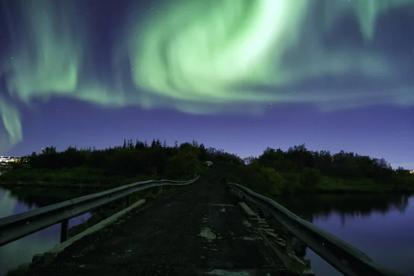 Polární záře přes most — Stock fotografie