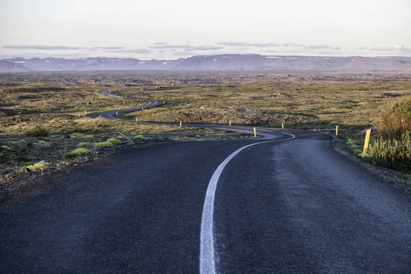 Carretera sinuosa que conduce a la distancia — Foto de Stock
