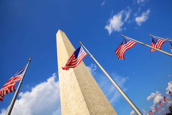 Monumento a Washington y banderas americanas — Foto de Stock