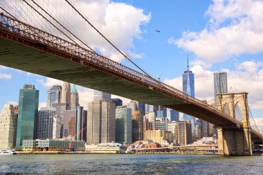 Brooklyn Köprüsü ve Manhattan ufuk çizgisi