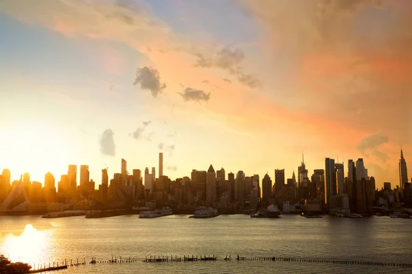 Manhattan bei Sonnenaufgang — Stockfoto