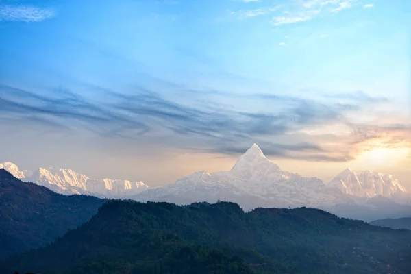 Восход солнца над Гималаями — стоковое фото