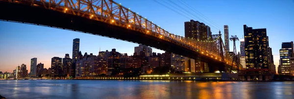 Linha do horizonte de Manhattan com a ponte de Queensboro — Fotografia de Stock