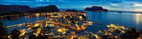 Alesund panorama alacakaranlıkta