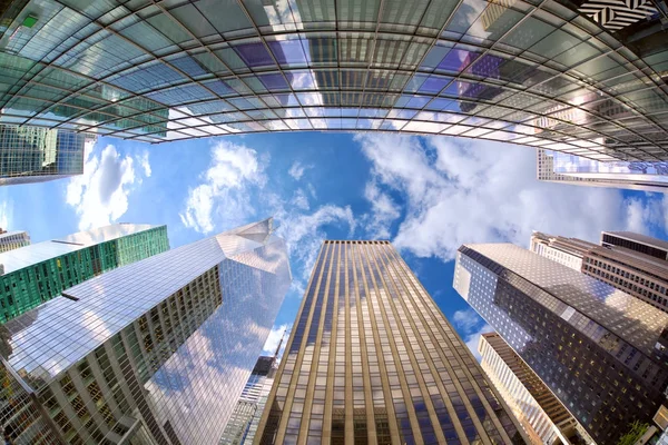 Manhattan 'ın ortasında gökdelenler — Stok fotoğraf