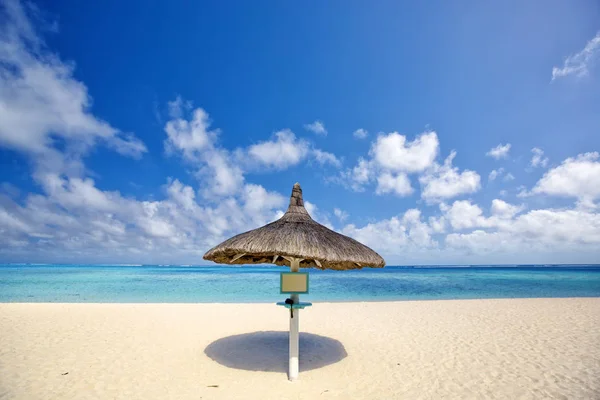 Paraply på tropical beach — Stockfoto