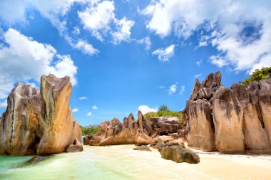 Corieuse Adası 'ndaki tropik plajda büyük granit kayalar, Seyshelles