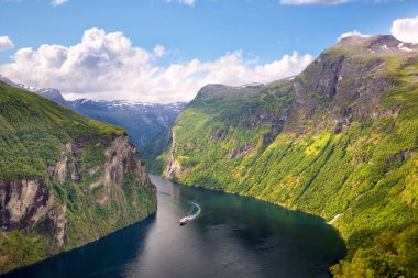 Geiranger Fjord ve ünlü Seven Sisters şelalesi, Norveç